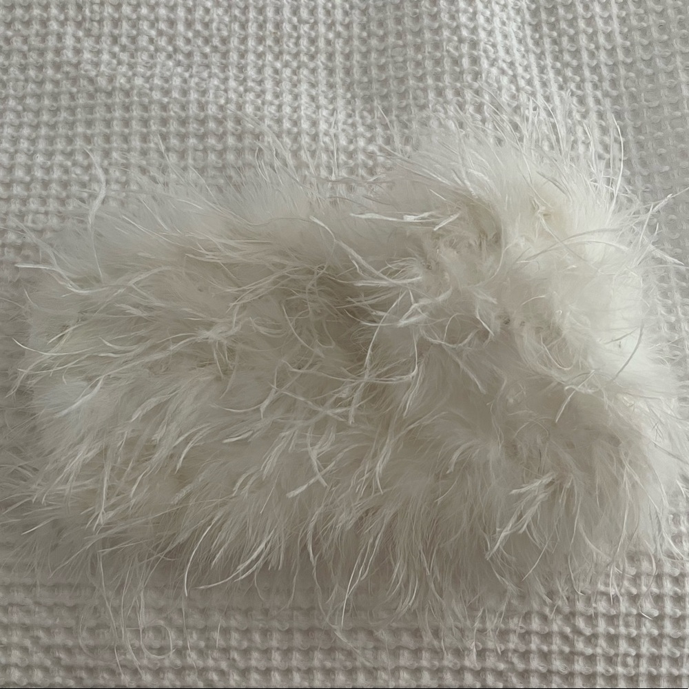 12th Tribe: CHANEL WHITE FAUX FEATHER TOP. - Picture 5 of 6